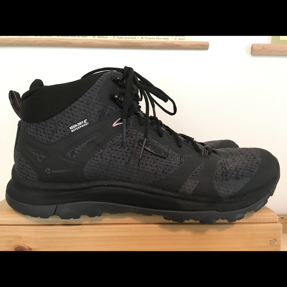 KeenTerradora waterproof mid height size 9 woman’s
